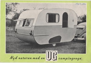 Brochure forside med billede af campingvogn