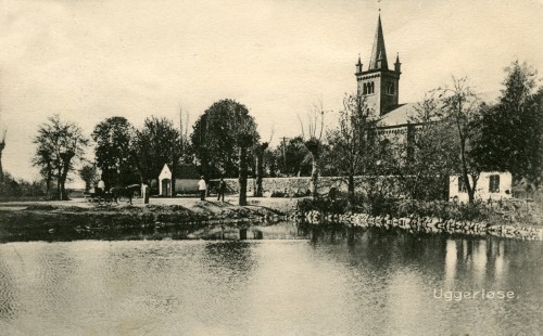 Ugerløse ca. 1905 - Billede 11 Gadekæret (nu Tingstedet med byens flagstang), kirken, og den lille hvide bygning i kirkemuren var sprøjtehuset hvor sognets brandsprøjte var parkeret.