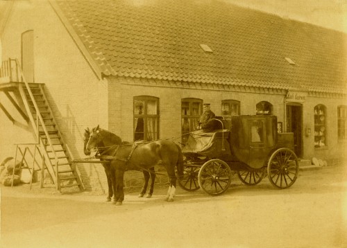 Postdilligencen ved Købm. Aagesens forretning og Uggerløse Brevsamlingssted ca. 1890 Postkører Jens Kristian Larsen