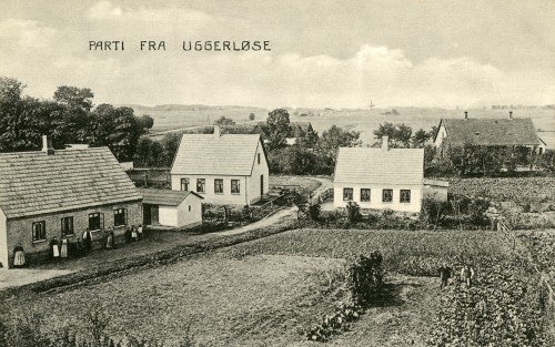 Strædet ca. 1910 - Billede 38 Fra venstre er det Strædet 3, 5 og 6. Bagerst th. er det Kirkevej 6-8 - også kaldet Villa Ro. Opført som et hus under organisationen Arbejdet Adler.
