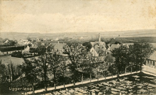 Uggerløse set fra kirketårnet ca. 1905 - Billede 46 Hovedgaden med bagerens skorsten. Bonderupvej og ud i horisonten af billedet anes Tølløsevej.
