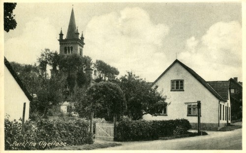 Østrupvej ca. 1945 - Billede 51 Husene er i dag nedrevet og her ligger kirkens parkeringsplads. Bemærk Lilleskovvej, som dengang udgik fra Østrupvej.