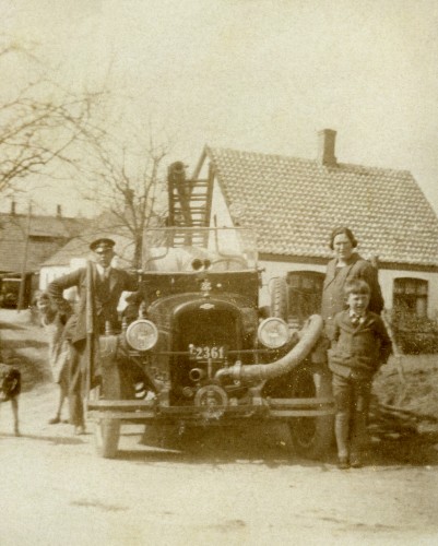 Uggerløse brandbil med nummerplade C2361, som er indregistreret før 1931. Manden er Kaj Wentzlau og damen er muligvis Karen Wentzlau.