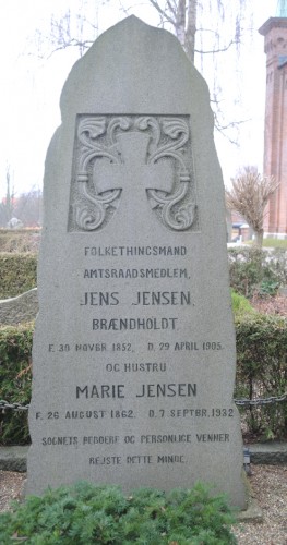 Mindestenen på Ugerløse Kirkegård for Jens Jensen, Brændholt. Foto: Flemming Nielsen