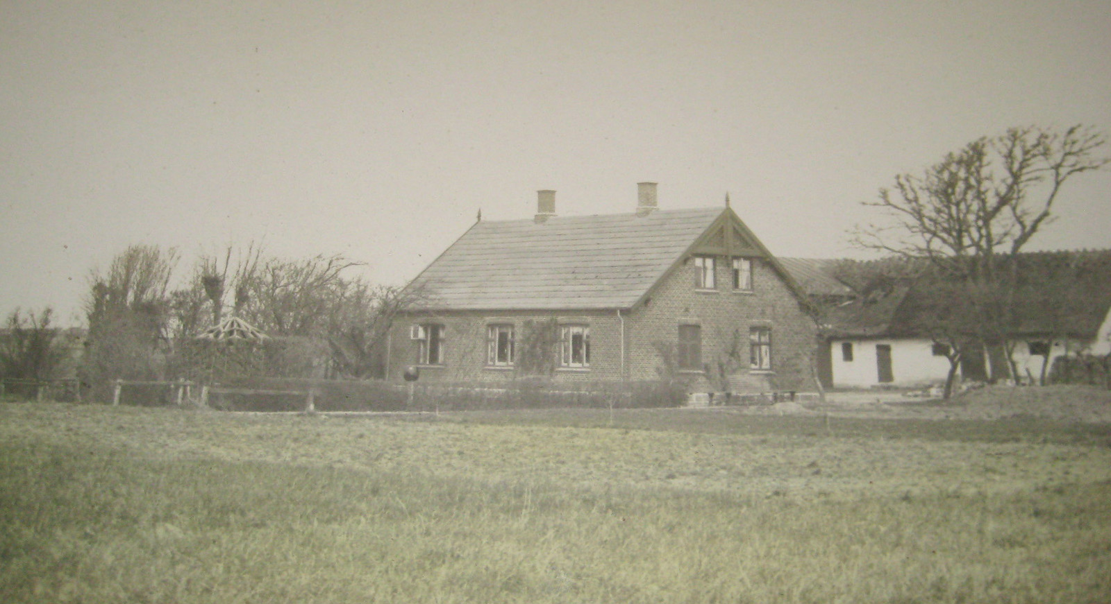 Huset som det så ud i ca. 1923. Den bagerste staldbygning var stuehus inden det nye blev bygget.