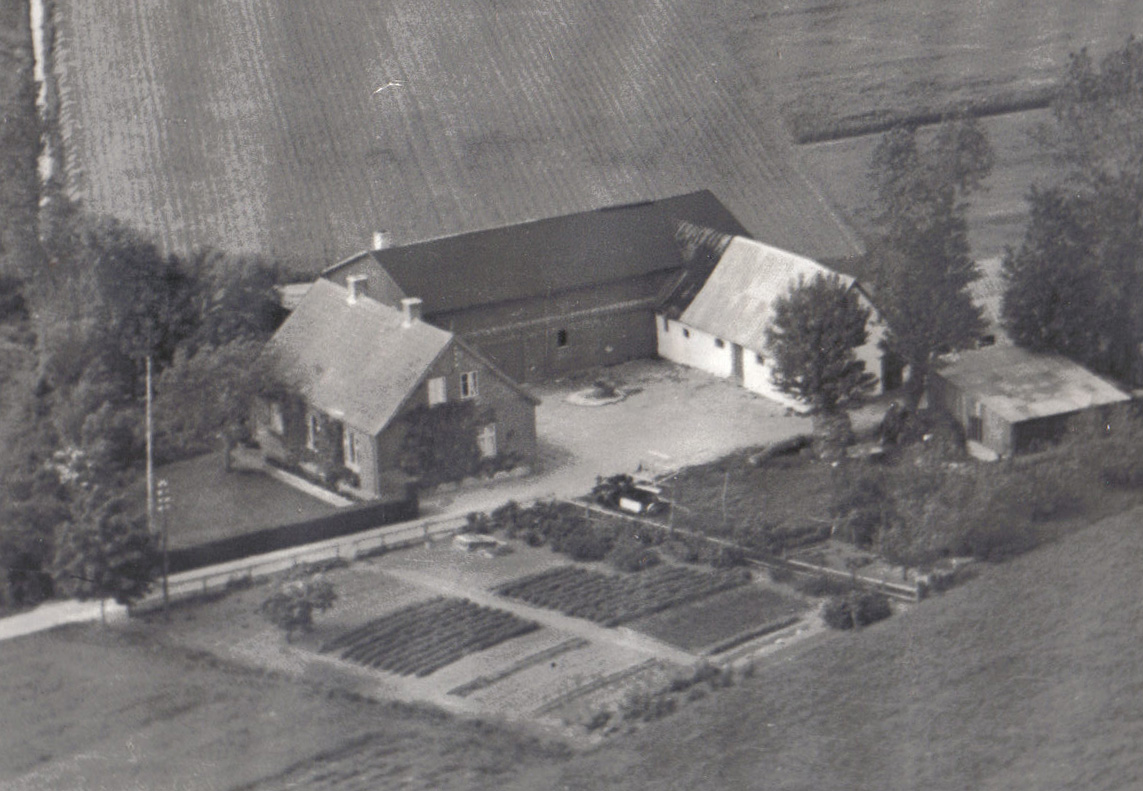 Ejendommen fotograferet ca. 1945. Kun maskinhuset helt til højre på billedet, er tilbage af udlængerne.